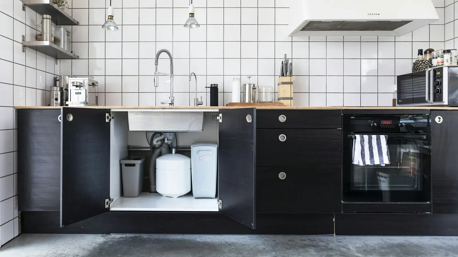 Kitchen cabinet with an under-sink filtration system
